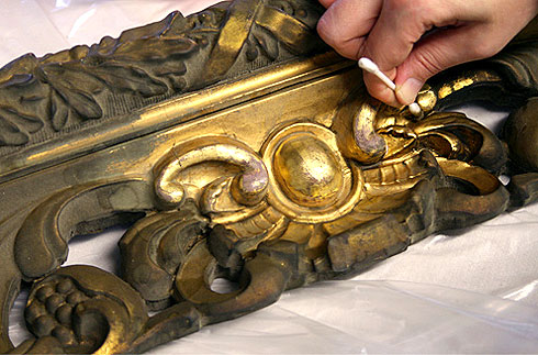 Pulitura di una doratura con foglia d'oro zecchino